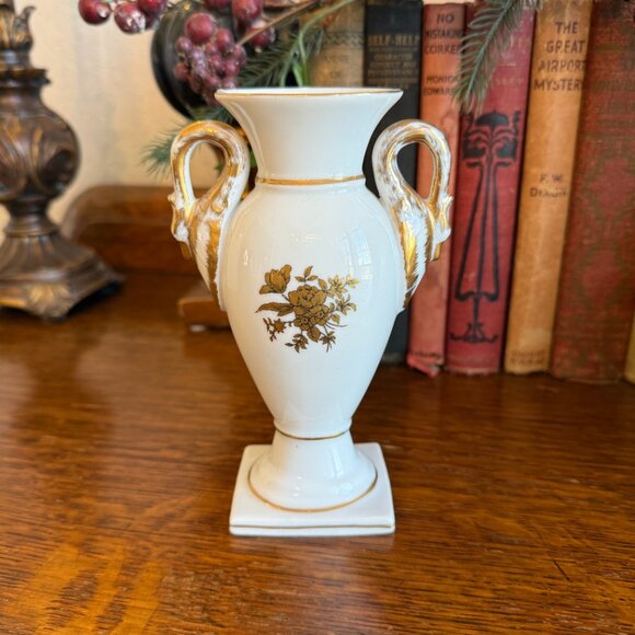 Neoclassical Porcelain Vase with Hand-Painted Chinoiserie with Swan Handles - Picture 11 of 16